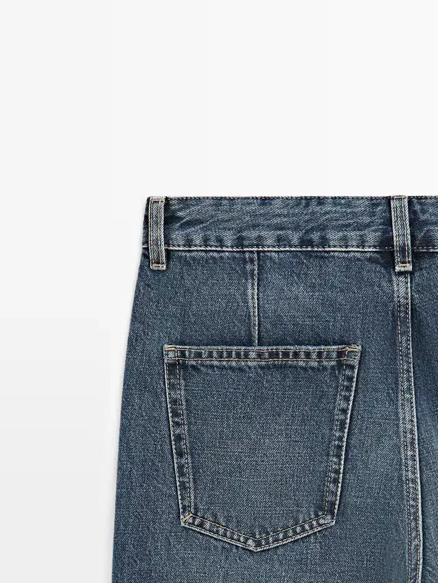 Jeans mit mittlerer Leibhöhe, verkürztem Schnitt und ausgestelltem Bein Jeans mit mittlerer Leibhöhe, verkürztem Schnitt und ausgestelltem Bein