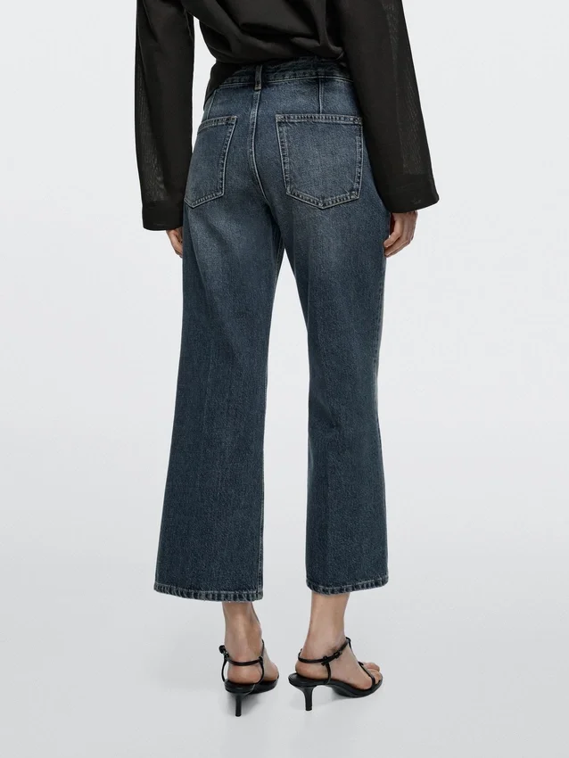 Jeans mit mittlerer Leibhöhe, verkürztem Schnitt und ausgestelltem Bein Jeans mit mittlerer Leibhöhe, verkürztem Schnitt und ausgestelltem Bein