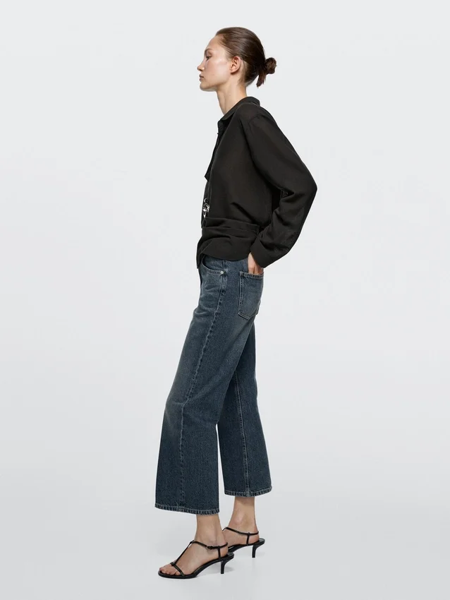 Jeans mit mittlerer Leibhöhe, verkürztem Schnitt und ausgestelltem Bein Jeans mit mittlerer Leibhöhe, verkürztem Schnitt und ausgestelltem Bein