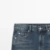 Jeans mit mittlerer Leibhöhe, verkürztem Schnitt und ausgestelltem Bein Jeans mit mittlerer Leibhöhe, verkürztem Schnitt und ausgestelltem Bein