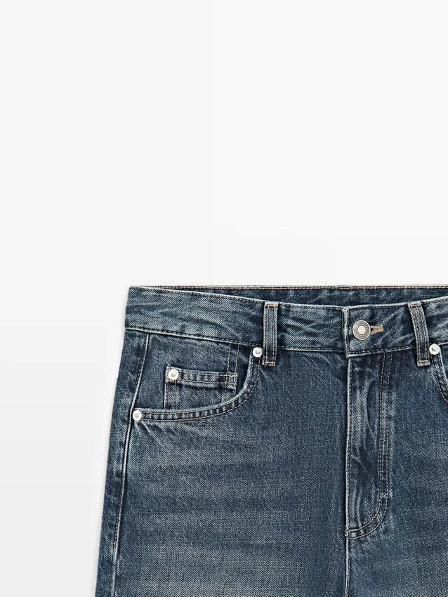 Jeans mit mittlerer Leibhöhe, verkürztem Schnitt und ausgestelltem Bein Jeans mit mittlerer Leibhöhe, verkürztem Schnitt und ausgestelltem Bein