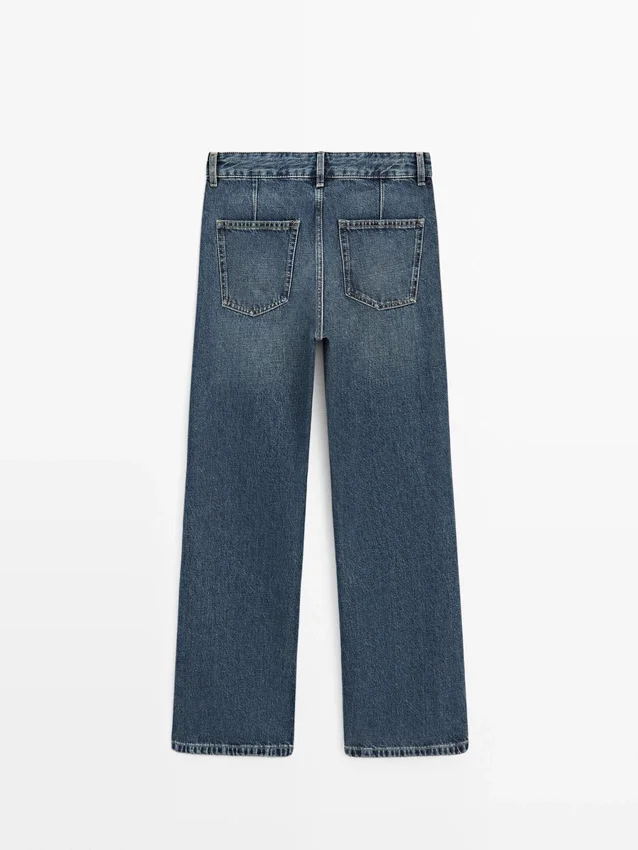 Jeans mit mittlerer Leibhöhe, verkürztem Schnitt und ausgestelltem Bein Jeans mit mittlerer Leibhöhe, verkürztem Schnitt und ausgestelltem Bein