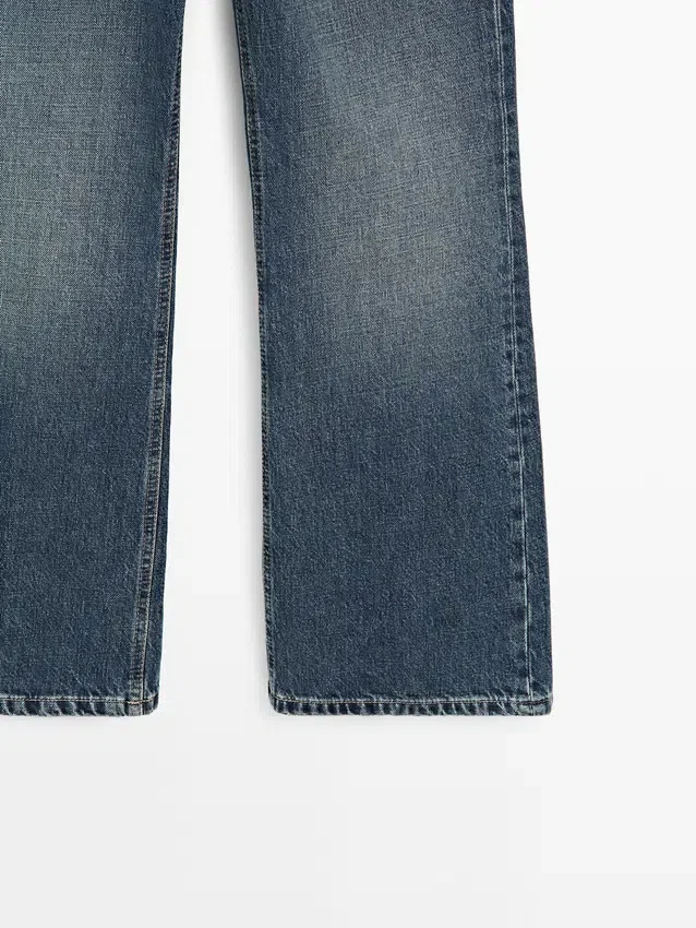 Jeans mit mittlerer Leibhöhe, verkürztem Schnitt und ausgestelltem Bein Jeans mit mittlerer Leibhöhe, verkürztem Schnitt und ausgestelltem Bein