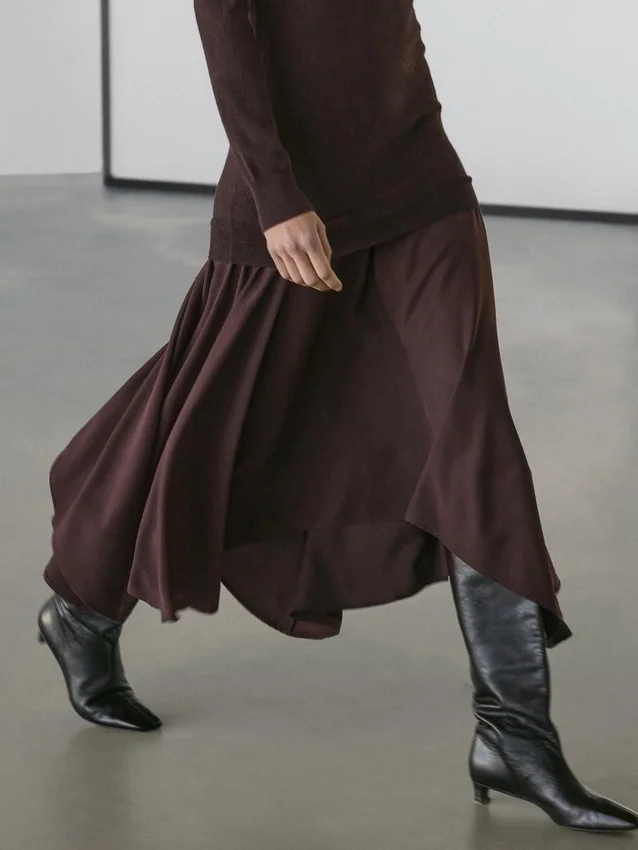 Kleider aus Wollmischstrick mit kontrastierenden Details Kleider aus Wollmischstrick mit kontrastierenden Details