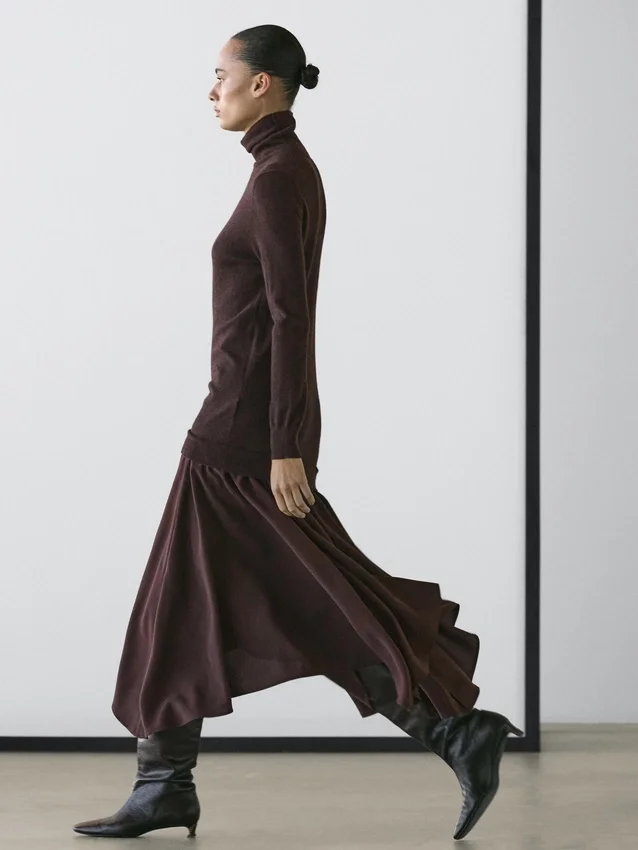 Kleider aus Wollmischstrick mit kontrastierenden Details Kleider aus Wollmischstrick mit kontrastierenden Details