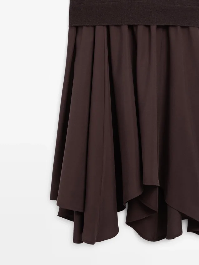 Kleider aus Wollmischstrick mit kontrastierenden Details Kleider aus Wollmischstrick mit kontrastierenden Details