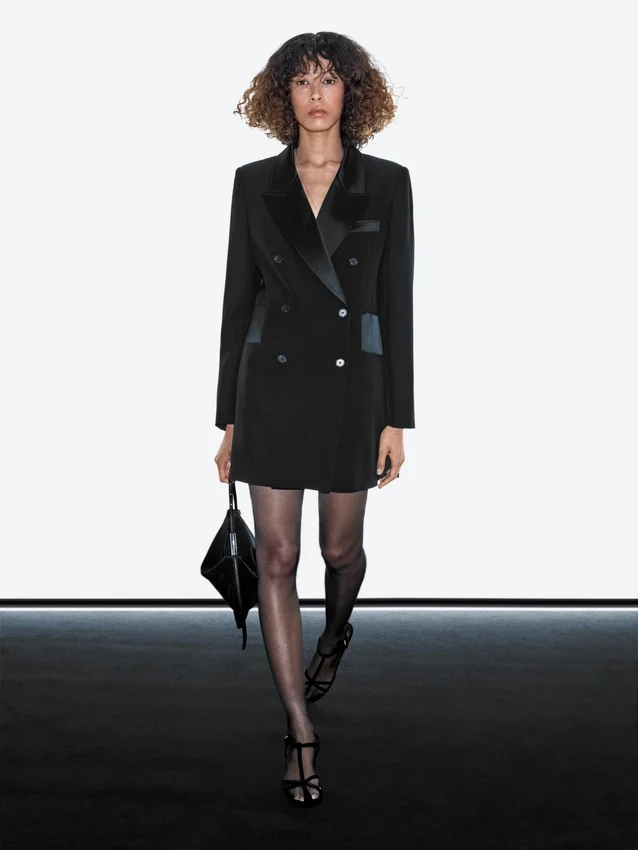 Kleider im Blazer-Stil mit Satin-Details Kleider im Blazer-Stil mit Satin-Details