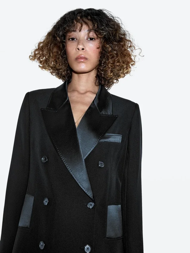 Kleider im Blazer-Stil mit Satin-Details Kleider im Blazer-Stil mit Satin-Details