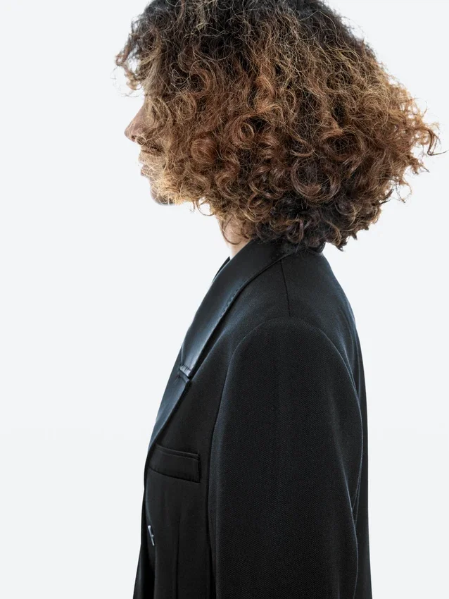 Kleider im Blazer-Stil mit Satin-Details Kleider im Blazer-Stil mit Satin-Details