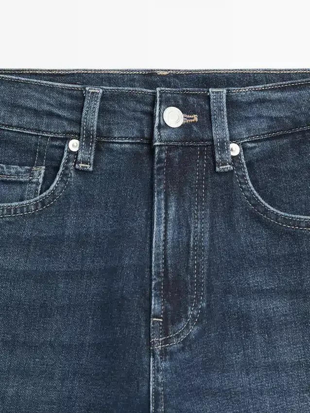 Komfortable Jeans mit geradem Bein und hoher Taille Komfortable Jeans mit geradem Bein und hoher Taille