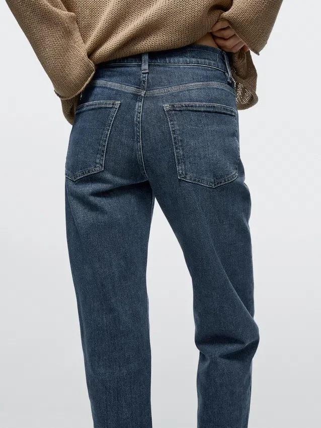 Komfortable Jeans mit geradem Bein und hoher Taille Komfortable Jeans mit geradem Bein und hoher Taille