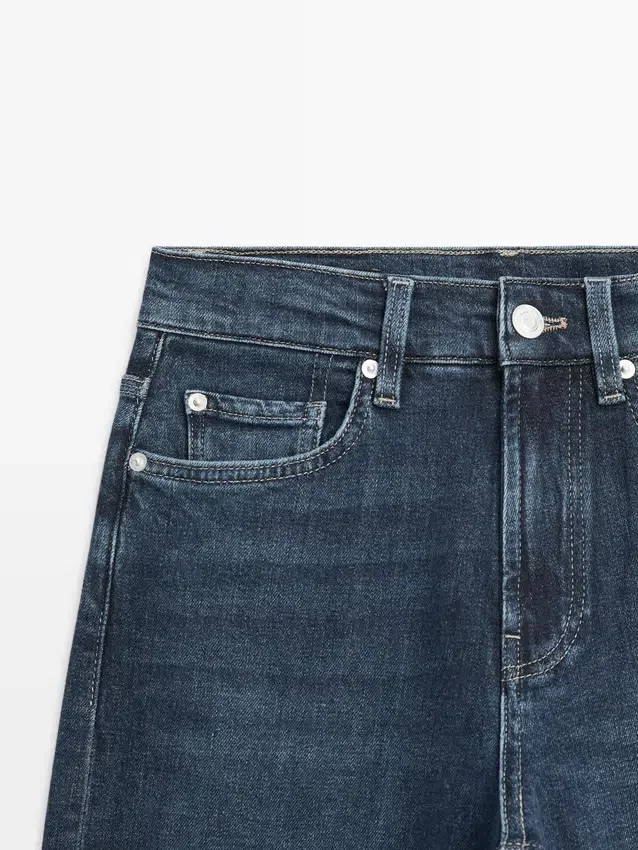 Komfortable Jeans mit geradem Bein und hoher Taille Komfortable Jeans mit geradem Bein und hoher Taille