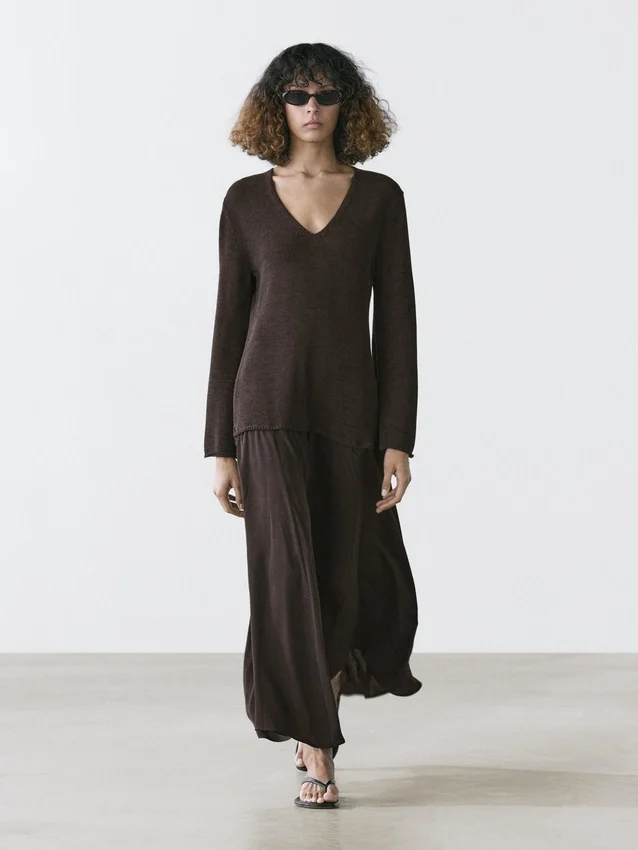 Kontrastreiches Kleid aus Baumwollmischgewebe Kontrastreiches Kleid aus Baumwollmischgewebe