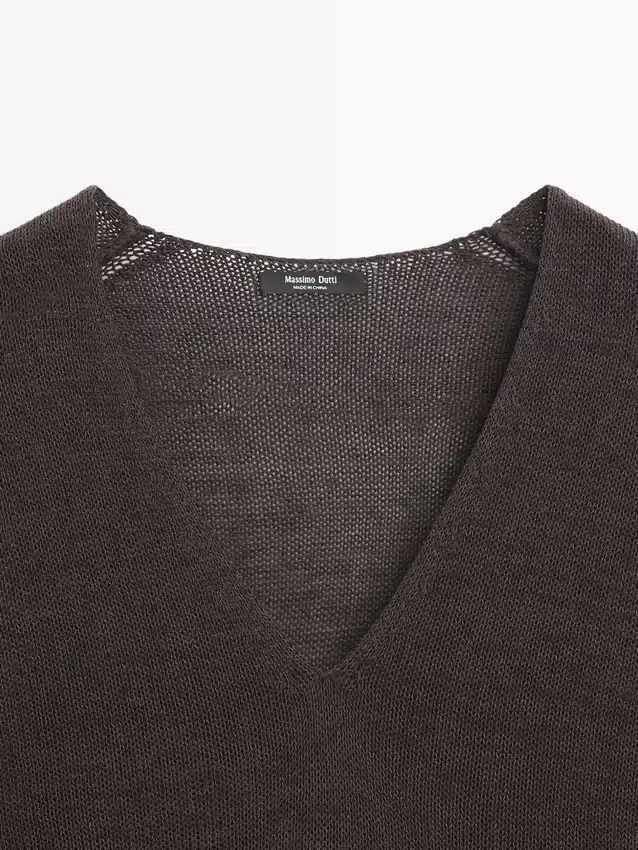 Kontrastreiches Kleid aus Baumwollmischgewebe Kontrastreiches Kleid aus Baumwollmischgewebe