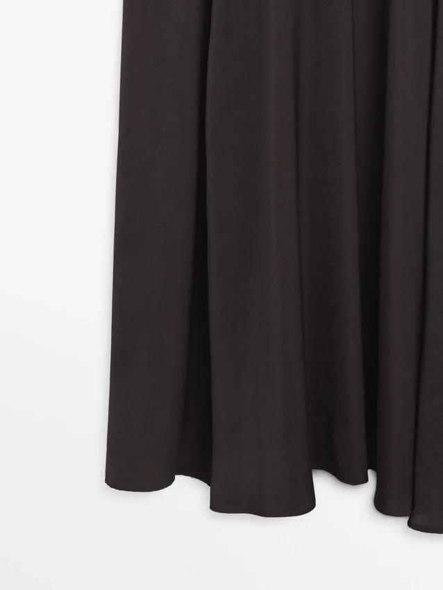 Kontrastreiches Kleid aus Baumwollmischgewebe Kontrastreiches Kleid aus Baumwollmischgewebe