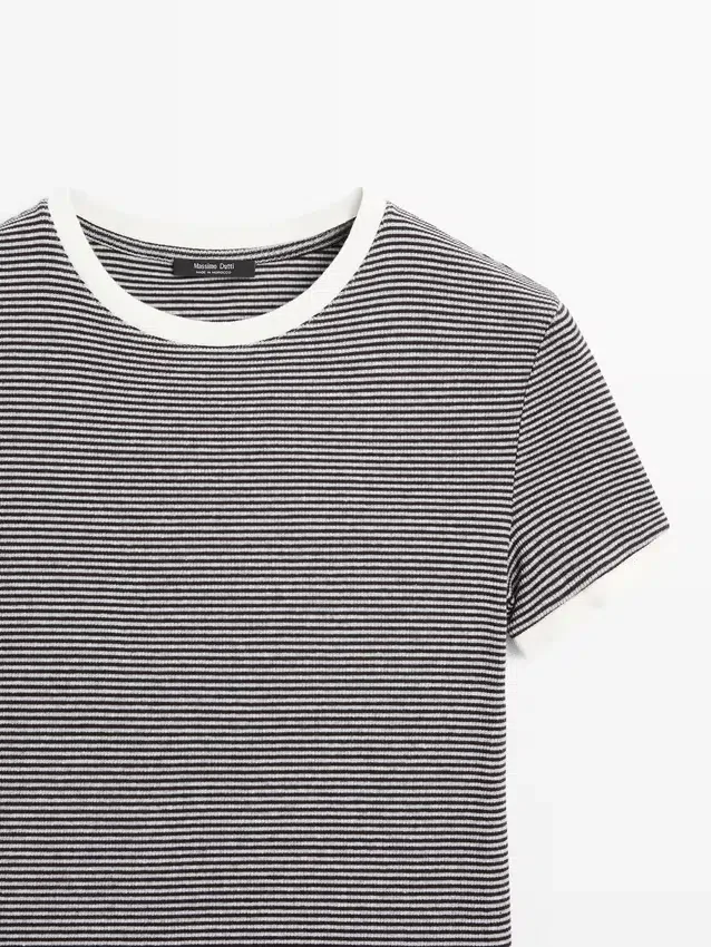 Kurzarm-T-Shirt mit Kontrastdetails Kurzarm-T-Shirt mit Kontrastdetails