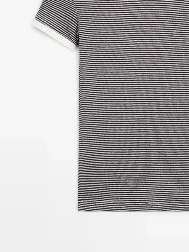 Kurzarm-T-Shirt mit Kontrastdetails Kurzarm-T-Shirt mit Kontrastdetails