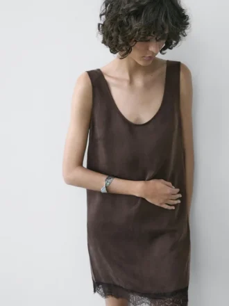 Kurzes, fließendes Kleid mit Spitzendetails