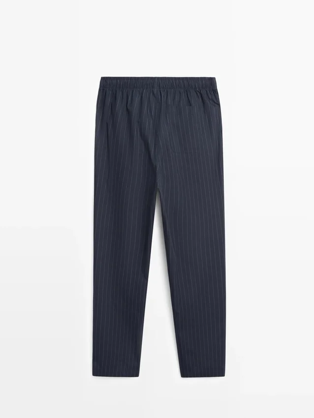 Kurzärmeliges Pyjama-Oberteil und gestreifte Hose Kurzärmeliges Pyjama-Oberteil und gestreifte Hose