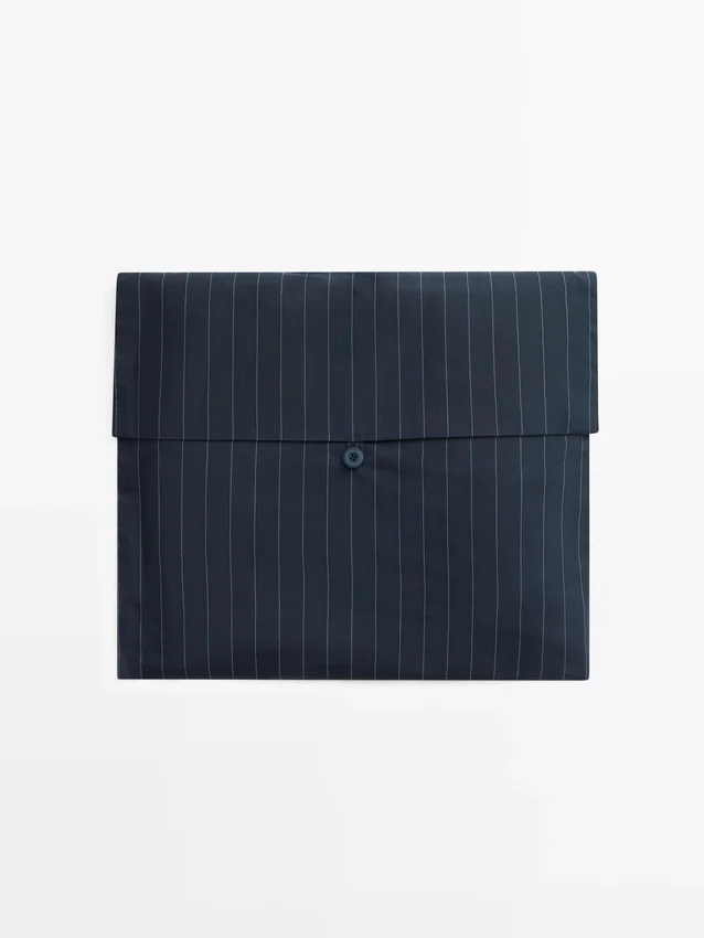 Kurzärmeliges Pyjama-Oberteil und gestreifte Hose Kurzärmeliges Pyjama-Oberteil und gestreifte Hose