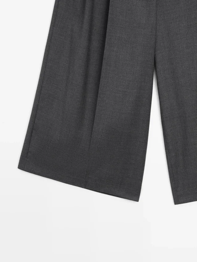 Lange Bermudashorts aus Wolle mit Abnähern Lange Bermudashorts aus Wolle mit Abnähern