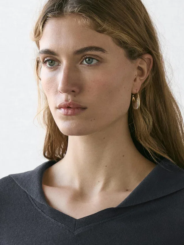 Langärmliges Poloshirt aus Strick mit V-Ausschnitt Langärmliges Poloshirt aus Strick mit V-Ausschnitt