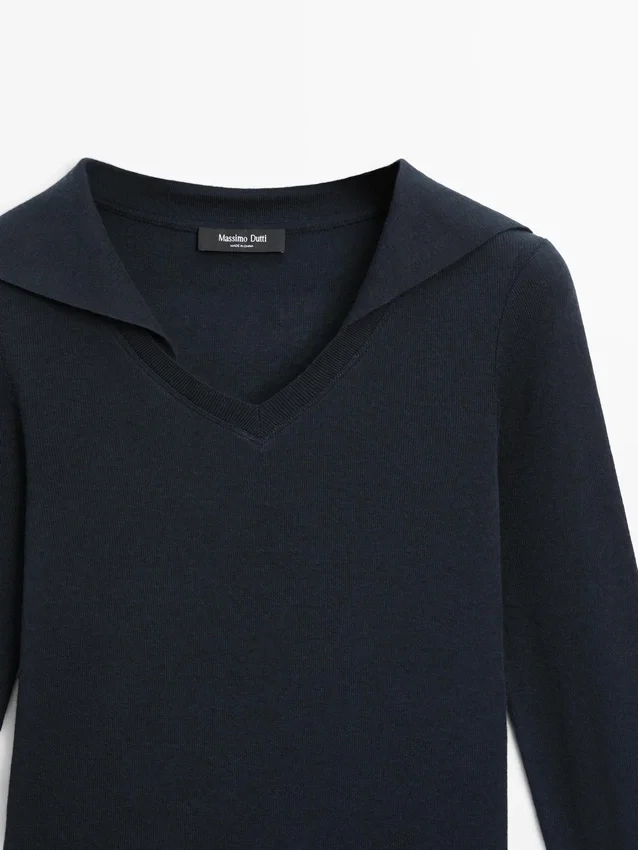 Langärmliges Poloshirt aus Strick mit V-Ausschnitt Langärmliges Poloshirt aus Strick mit V-Ausschnitt