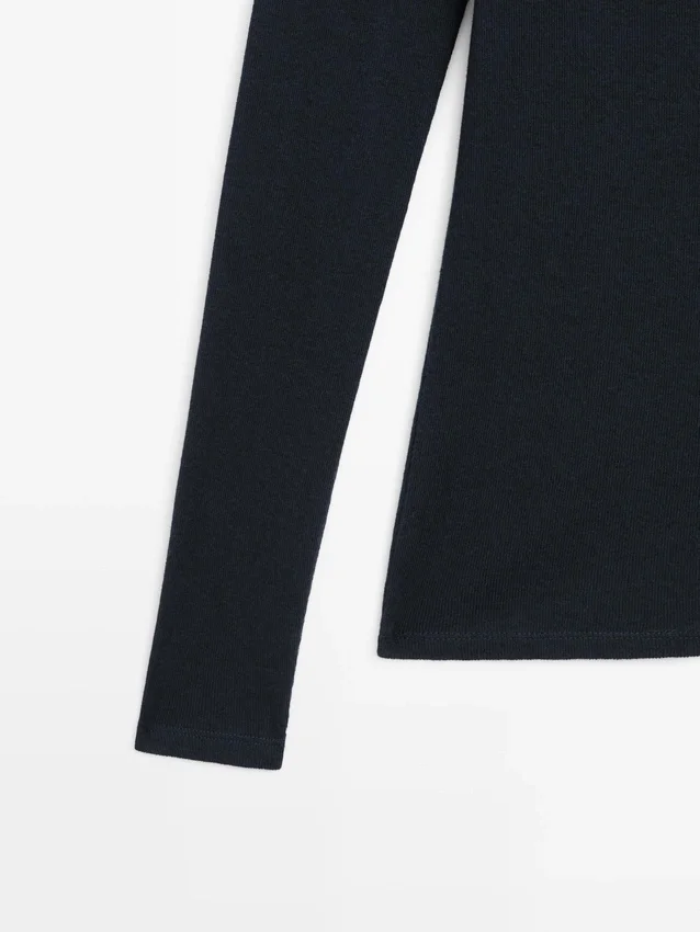 Langärmliges Poloshirt aus Strick mit V-Ausschnitt Langärmliges Poloshirt aus Strick mit V-Ausschnitt