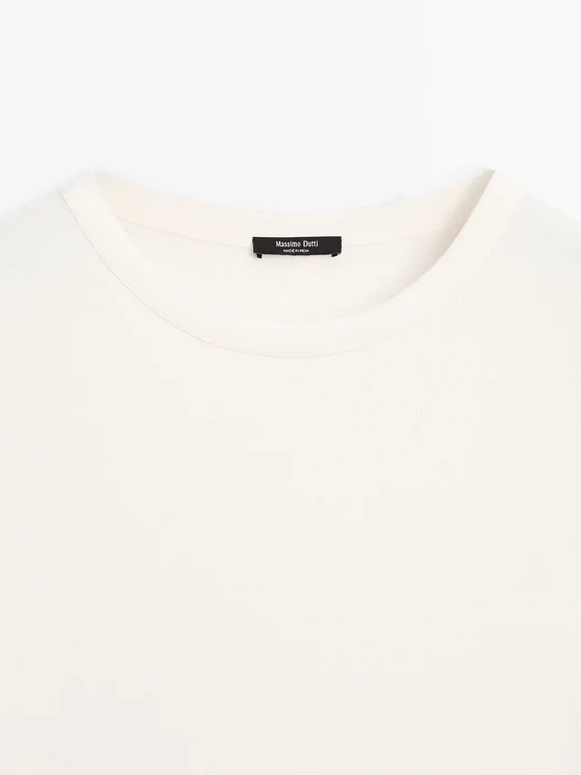 Langärmliges T-Shirt mit abgerundetem Saum Langärmliges T-Shirt mit abgerundetem Saum