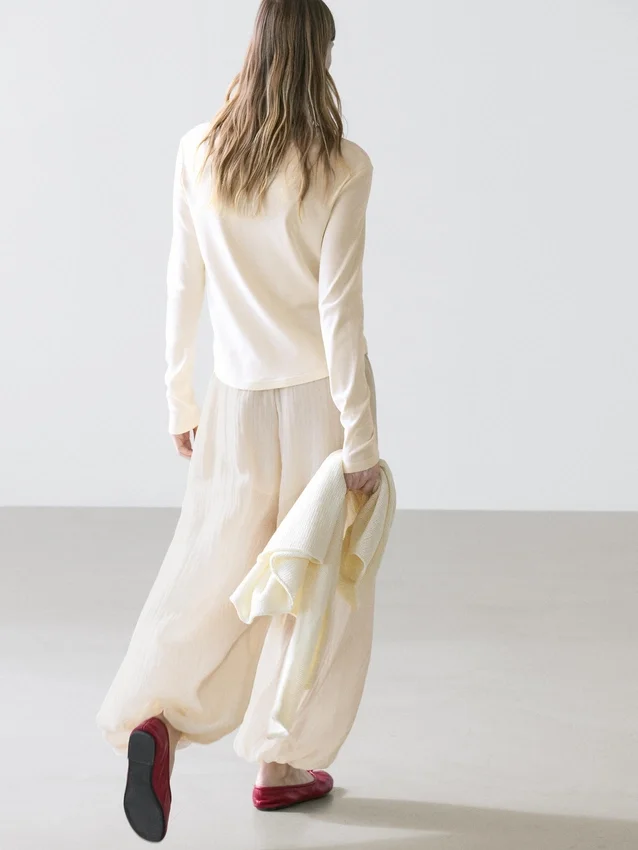 Langärmliges T-Shirt mit abgerundetem Saum Langärmliges T-Shirt mit abgerundetem Saum