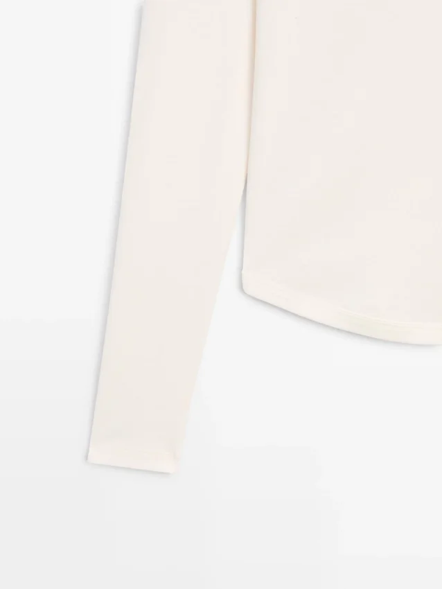 Langärmliges T-Shirt mit abgerundetem Saum Langärmliges T-Shirt mit abgerundetem Saum