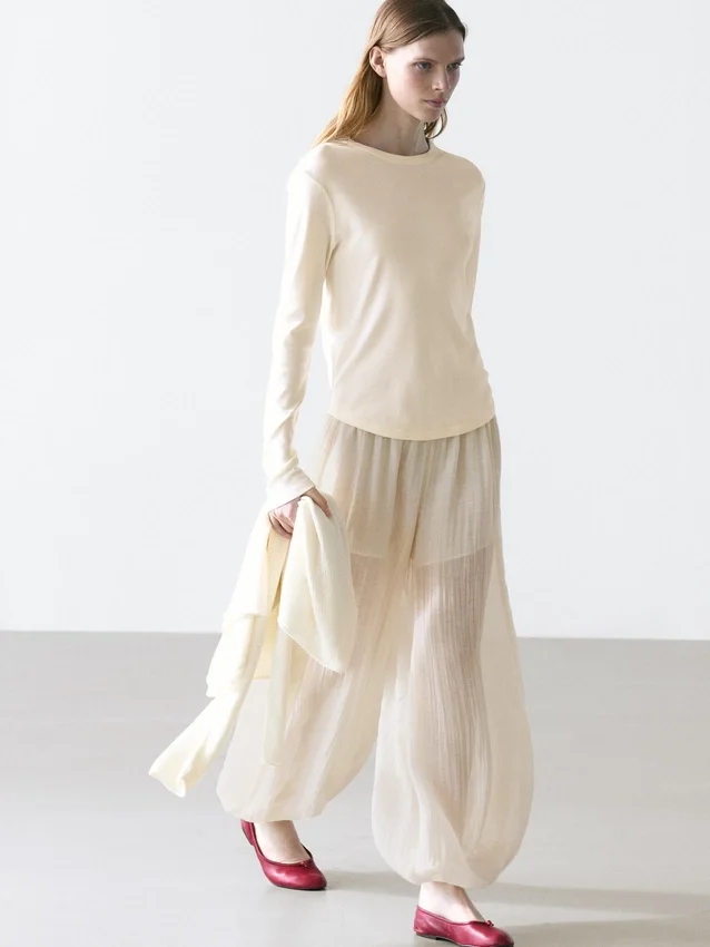 Langärmliges T-Shirt mit abgerundetem Saum Langärmliges T-Shirt mit abgerundetem Saum