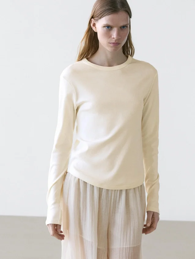 Langärmliges T-Shirt mit abgerundetem Saum Langärmliges T-Shirt mit abgerundetem Saum