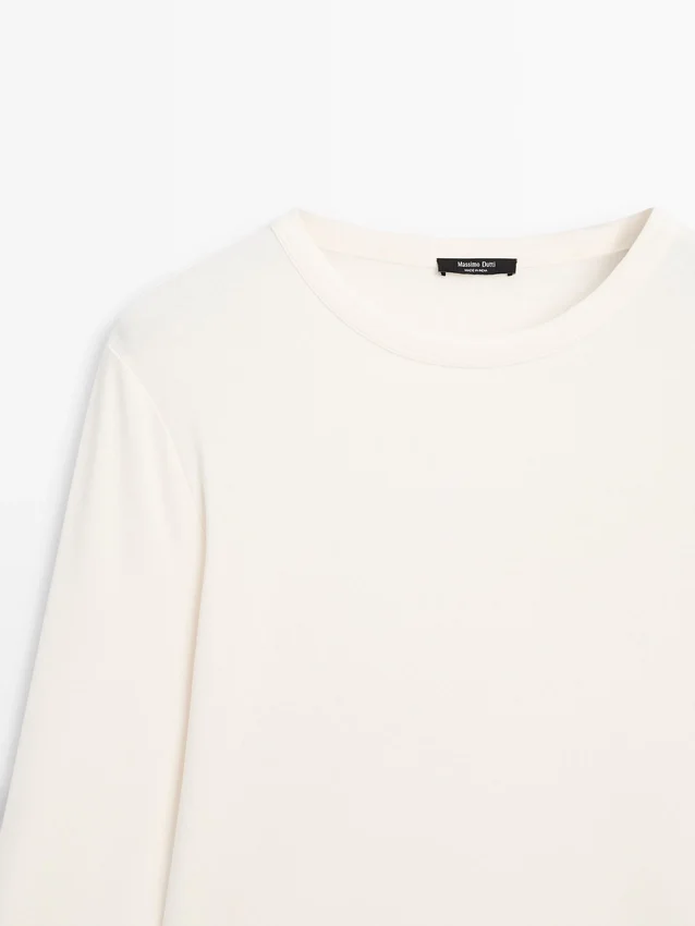 Langärmliges T-Shirt mit abgerundetem Saum Langärmliges T-Shirt mit abgerundetem Saum