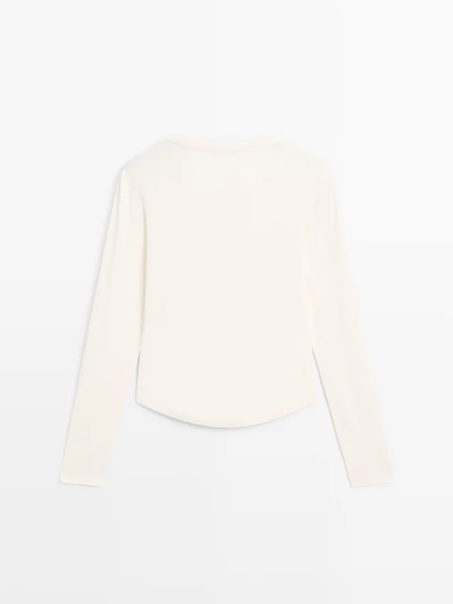 Langärmliges T-Shirt mit abgerundetem Saum Langärmliges T-Shirt mit abgerundetem Saum