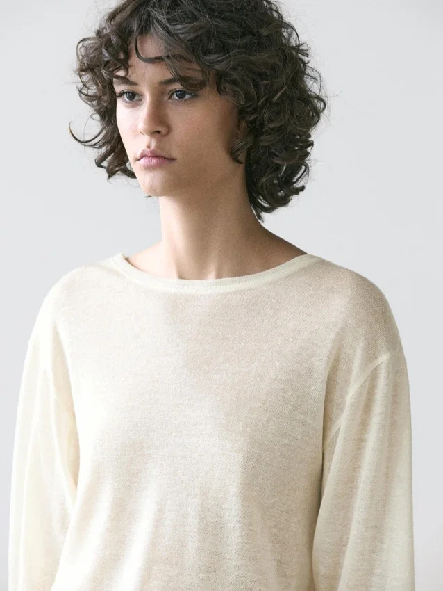 Leichtes T-Shirt aus einer Woll-Leinen-Mischung Leichtes T-Shirt aus einer Woll-Leinen-Mischung