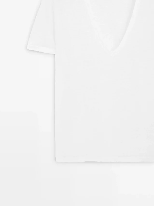 Leinen-T-Shirt mit V-Ausschnitt Leinen-T-Shirt mit V-Ausschnitt