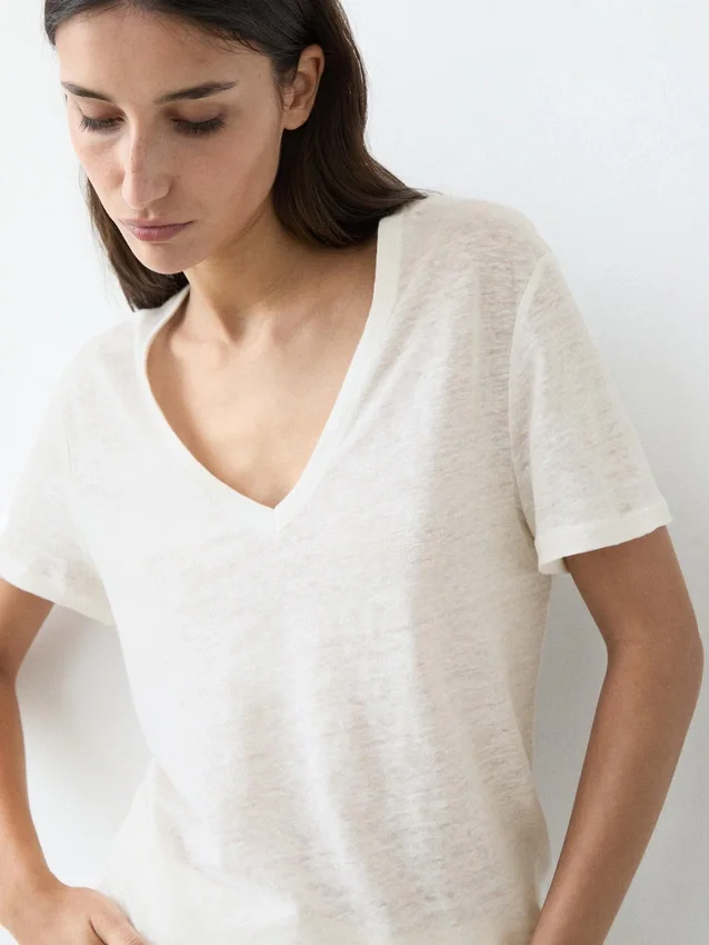 Leinen-T-Shirt mit V-Ausschnitt Leinen-T-Shirt mit V-Ausschnitt