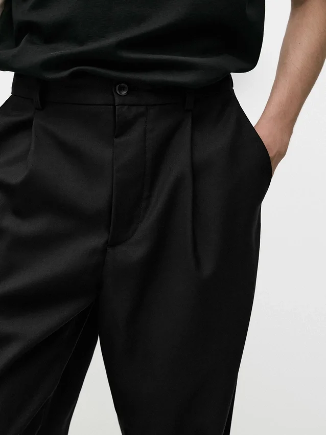 Locker sitzende Hose aus kühler Wollmischung mit Abnähern Locker sitzende Hose aus kühler Wollmischung mit Abnähern