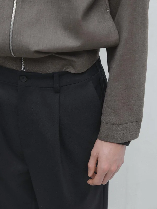 Locker sitzende Hose aus Wollmischung mit Abnähern Locker sitzende Hose aus Wollmischung mit Abnähern