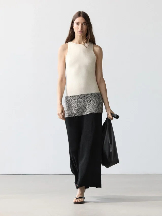 Midi-Kleid aus 100 % Baumwolle mit Kontraststrick Midi-Kleid aus 100 % Baumwolle mit Kontraststrick