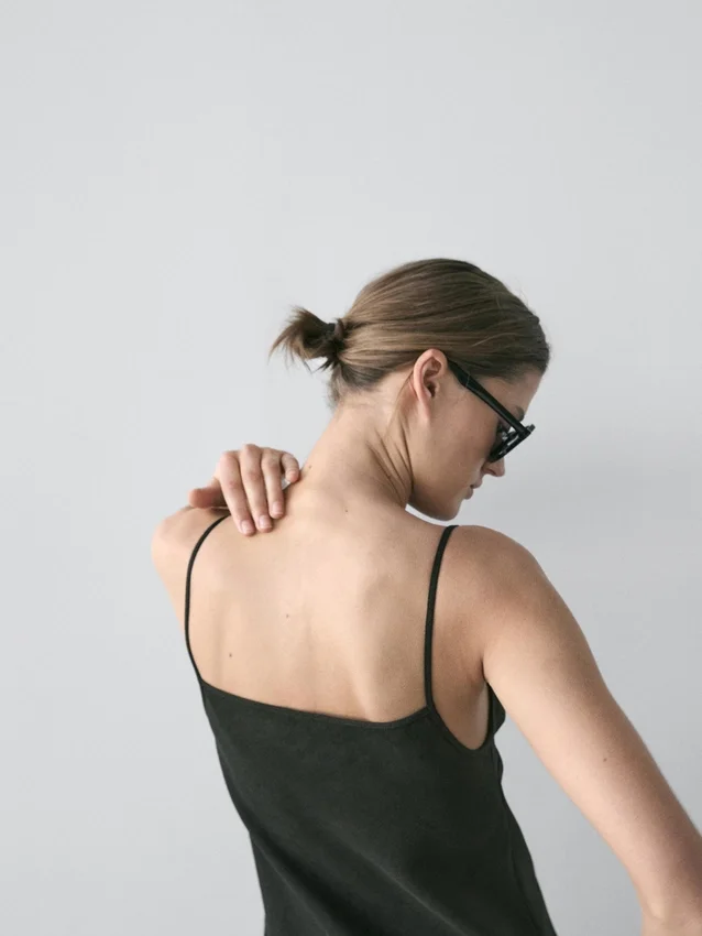 Midi-Kleid aus 100 % Leinen Midi-Kleid aus 100 % Leinen