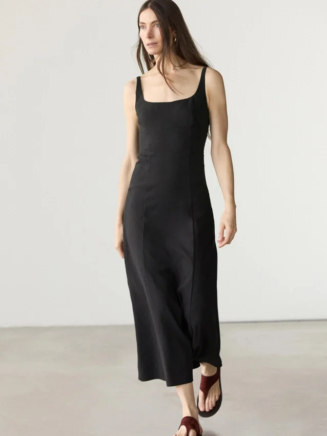 Midi-Kleid aus Leinen mit Trägern Midi-Kleid aus Leinen mit Trägern