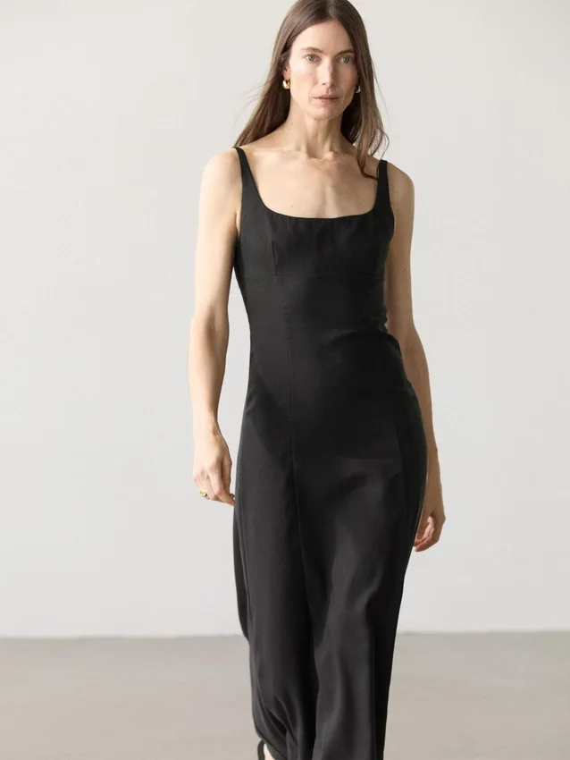 Midi-Kleid aus Leinen mit Trägern Midi-Kleid aus Leinen mit Trägern