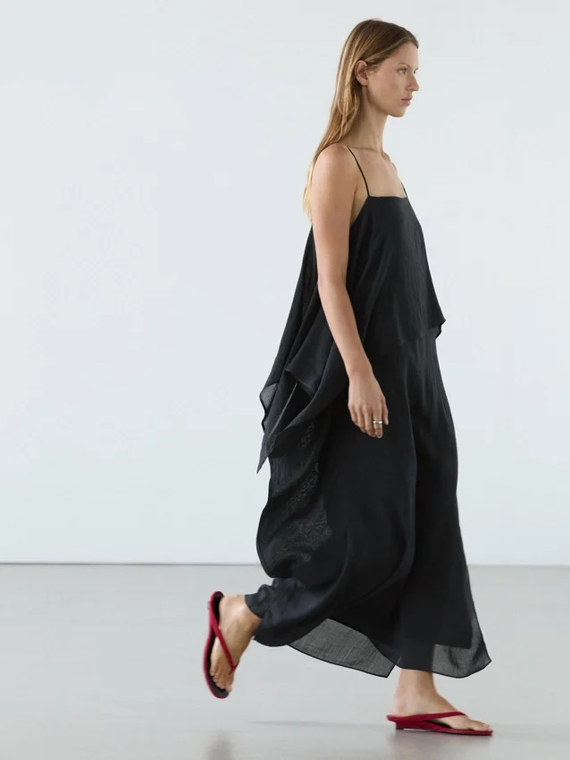 Midi-Kleid mit asymmetrischen Rüschen Midi-Kleid mit asymmetrischen Rüschen