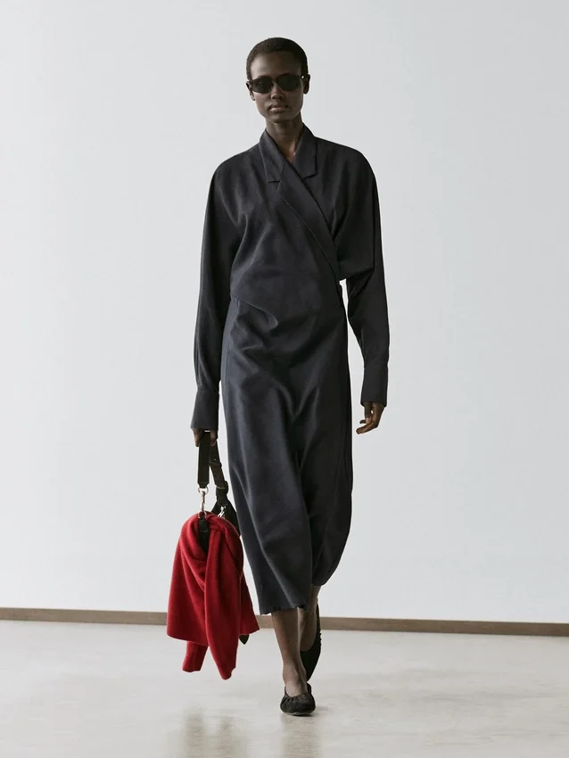 Midi-Kleid mit drapierten Details Midi-Kleid mit drapierten Details