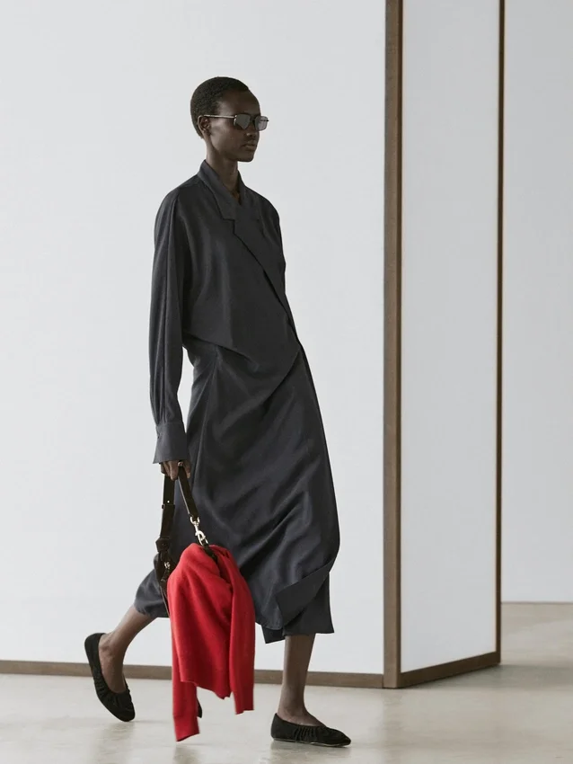 Midi-Kleid mit drapierten Details Midi-Kleid mit drapierten Details