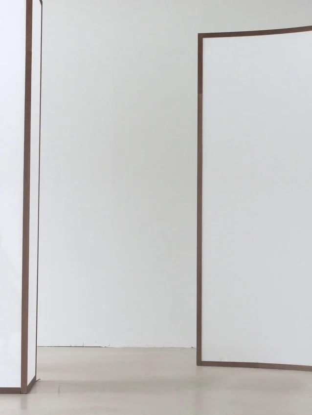 Midi-Kleid mit drapierten Details Midi-Kleid mit drapierten Details