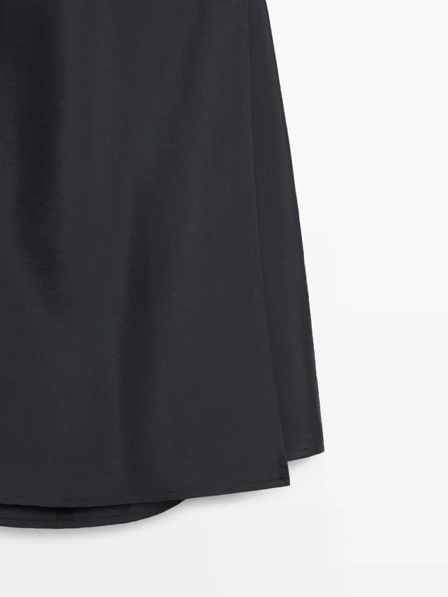 Midi-Kleid mit drapierten Details Midi-Kleid mit drapierten Details