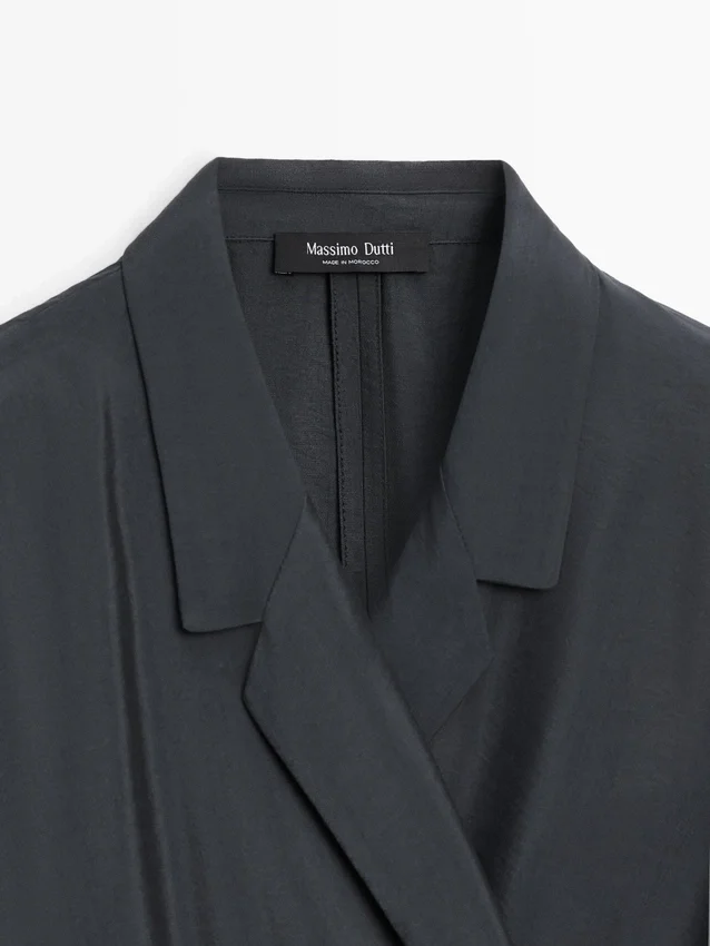 Midi-Kleid mit drapierten Details Midi-Kleid mit drapierten Details